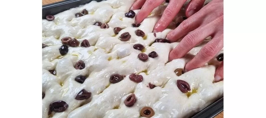 مراحل تزئین و پخت نان فوکاچا در فر توکار آکورد