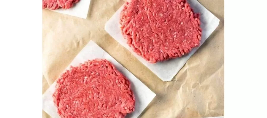 مونتاژ و سرو همبرگر گوشتی