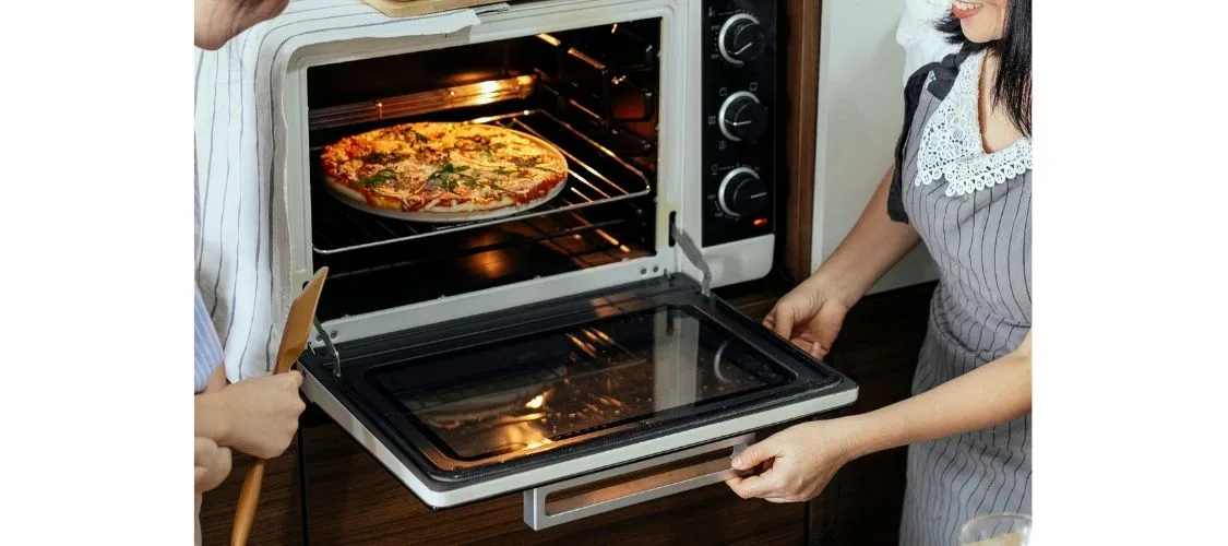 مراحل تهیه پیتزا رول با فر توکار آکورد