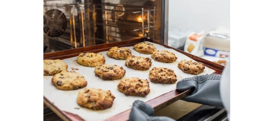 مراحل تهیه کوکی شکلاتی در فر توکار آکورد