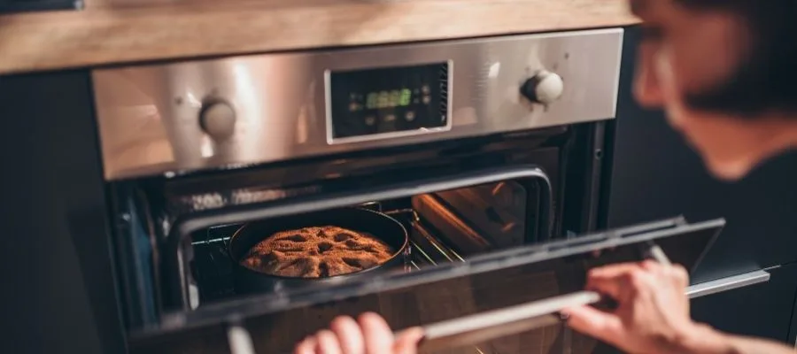 کیک نسکافه آماده شده در فر توکار آکورد