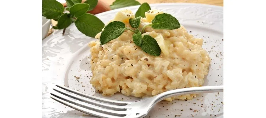 ریزوتو پارمزان ایتالیایی در حال پخت روی اجاق گاز آکورد