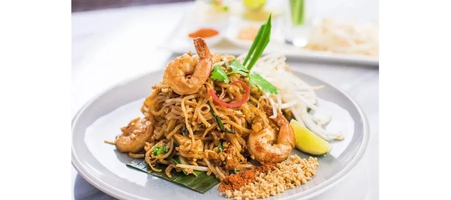 پاد تای تایلندی آماده برای سرو