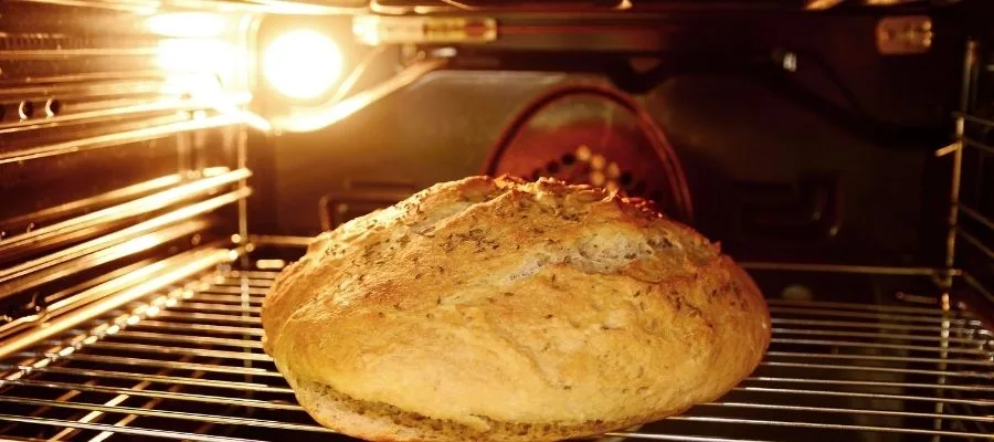 نان خانگی آماده و طلایی روی توری خنک کننده