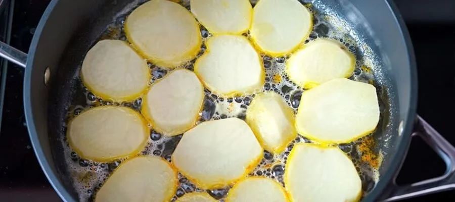 دم کشیدن برنج و آماده شدن ته دیگ روی گاز آکورد