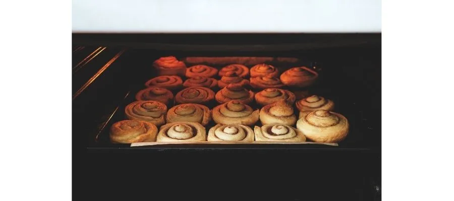 مراحل رول کردن و برش زدن خمیر دارچینی