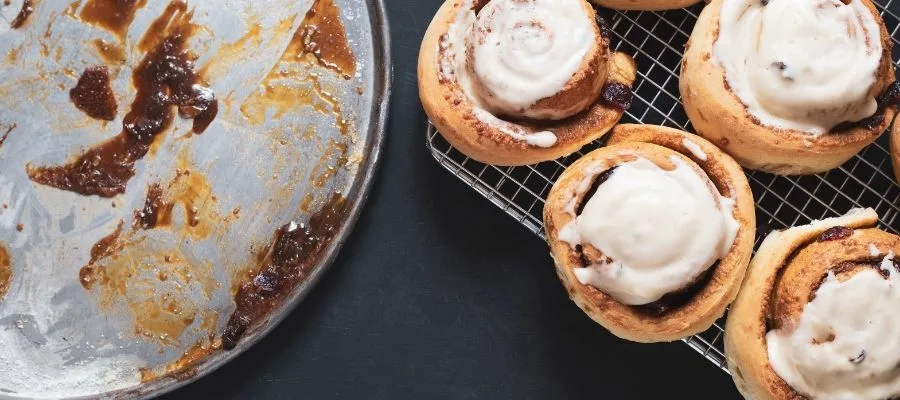 رول‌های دارچینی خارج شده از فر با رویه کاراملی