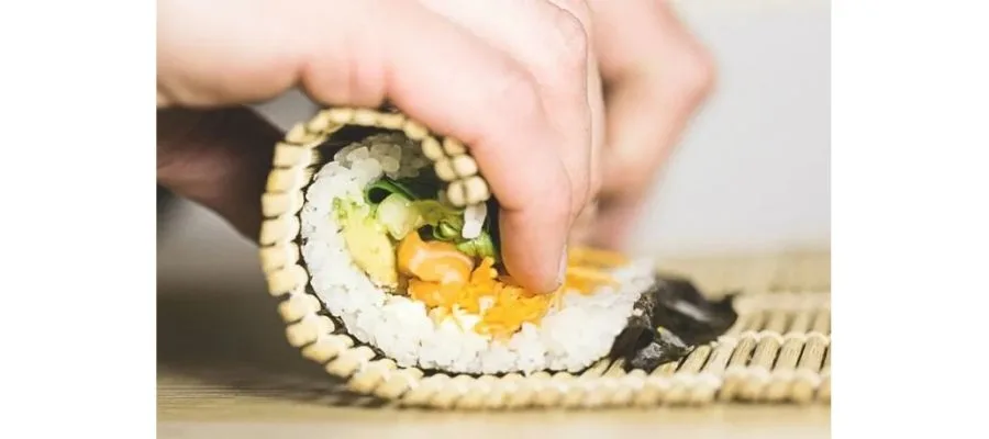 نحوه رول کردن سوشی ژاپنی