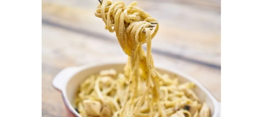 مراحل نهایی پخت پاستای کربونارا