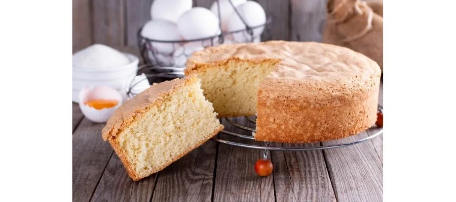 مراحل آماده سازی مایه کیک اسفنجی