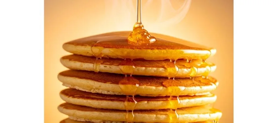 سوسیس تخم مرغ و صبحانه گرم با گاز آکورد