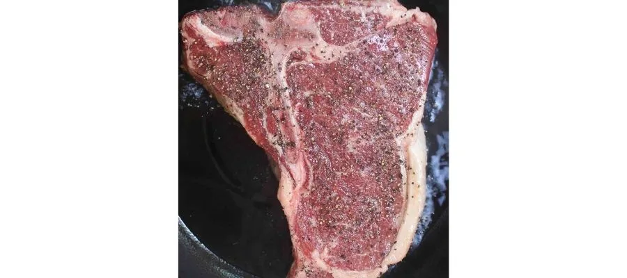 سیزنینگ و ادویه زدن به استیک تی بون خام