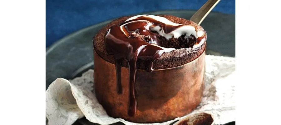 مراحل آماده سازی و پخت سوفله شکلاتی