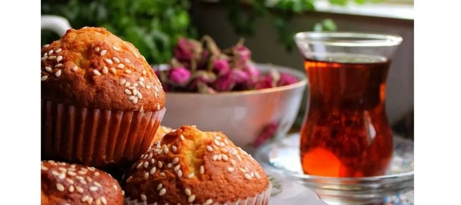 مراحل آماده سازی مایه کیک یزدی و افزودن ماست