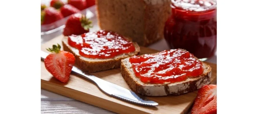 شیشه مربای آلبالو و توت فرنگی غلیظ و خوش رنگ