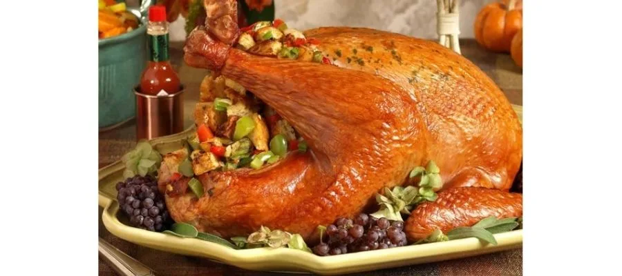 بوقلمون بریان آماده با تزئین و سبزیجات برای سرو در مهمانی