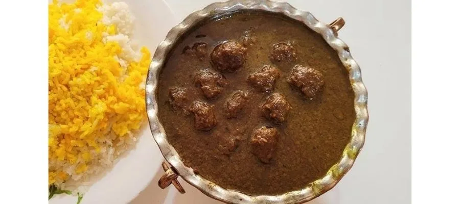 تفت دادن گردو برای خورش فسنجان روی اجاق گاز آکورد