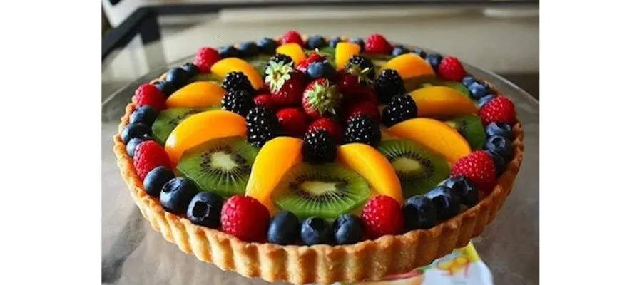 تارت میوه‌ای رنگارنگ تزیین شده با توت فرنگی و بلوبری