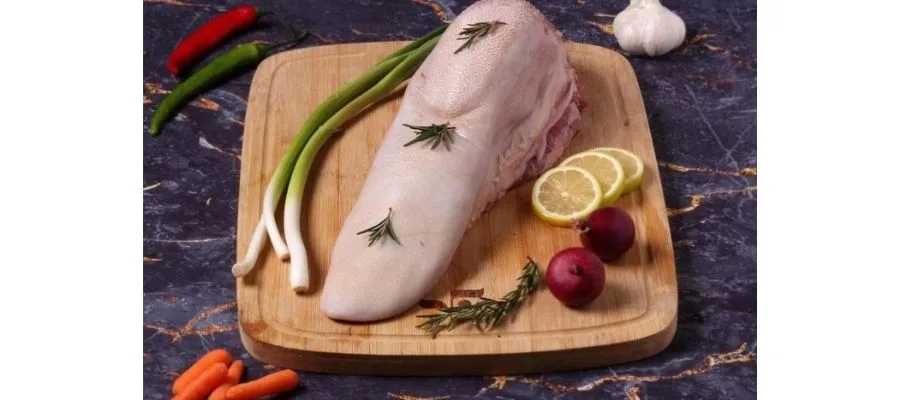 خوراک زبان گوساله با سس قارچ و خامه