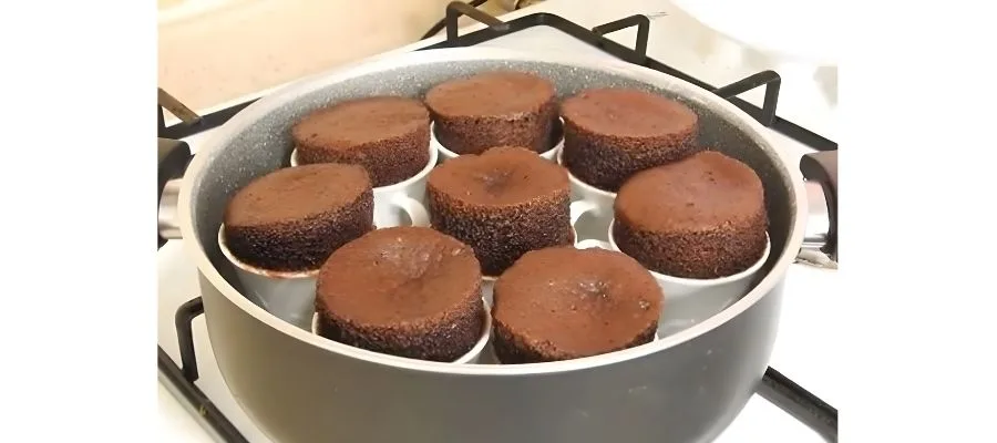 مراحل پخت کیک فنجانی در قابلمه