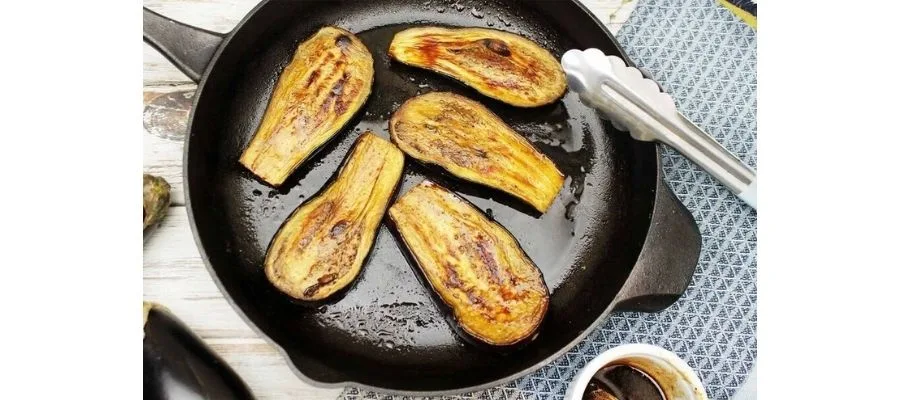 سرخ کردن بادمجان و کدو روی اجاق گاز