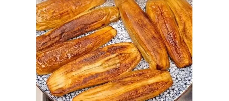 نمک زدن و آماده سازی بادمجان برای سرخ کردن